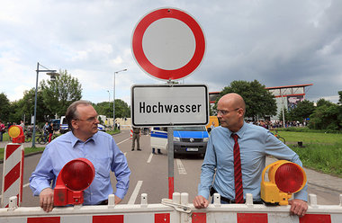 Treffen sich zwei Politiker (Ministerpr&auml;sident Haseloff, li...