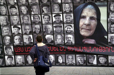 Gedenktafel in Armenien erinnert an den vom türkischen Regime wä... Gedenktafel in Armenien erinnert an den vom türkischen Regime wä...