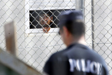 Ein Leben zwischen Stacheldraht: Wen die griechische Polizei ohn...