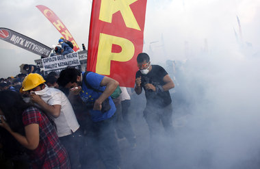 Tr&auml;nengas, Wasserwerfer und scharfe Munition &ndash; Polize...
