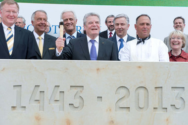 Per Hammerschlag in die Vergangenheit. Staatsoberhaupt Gauck leg...