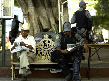 Ein Polizist in Oaxaca liest Zeitung. Das Verhältnis der »Sicher... Ein Polizist in Oaxaca liest Zeitung. Das Verhältnis der »Sicher...