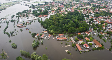 Die Alten sollen ran: ALG-II-Bezieher werden zum Sandsackschlepp...