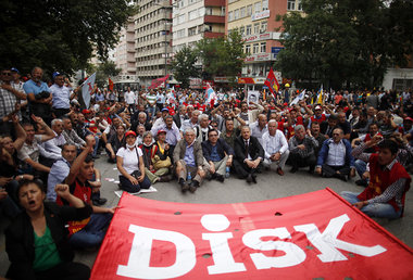 Mitglieder des linken t&uuml;rkischen Gewerkschaftsbundes DISK f...