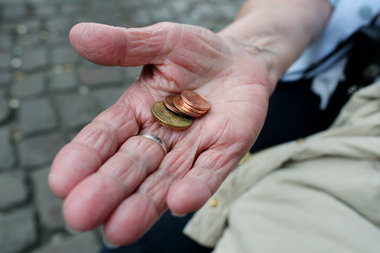 Alt, arm und immer länger arbeiten: Ein Szenario, das den K... Alt, arm und immer länger arbeiten: Ein Szenario, das den K...
