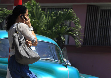 Mobiltelefone sind im Straßenbild von Havanna immer häufiger zu ...