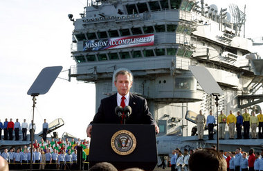 Mission erfüllt – am 1. Mai 2003 hatte US-Präsident Bush schon e... Mission erfüllt – am 1. Mai 2003 hatte US-Präsident Bush schon e...