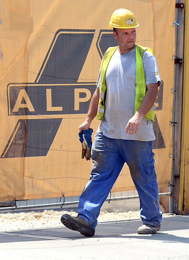 Unsicher in die Zukunft: Arbeiter der Alpine Bau am Mittwoch in ...