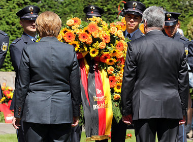 Mord an Kommunisten? Spielt bei Merkel (l.) und Gauck keine Roll