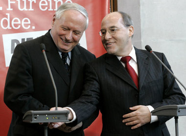 Zeigt, wie man es macht: Gregor Gysi von der Linkspartei schalte... Zeigt, wie man es macht: Gregor Gysi von der Linkspartei schalte...