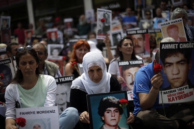 Demonstration in Istanbul am 8. Juni: Kurden mit den Fotos ihrer...