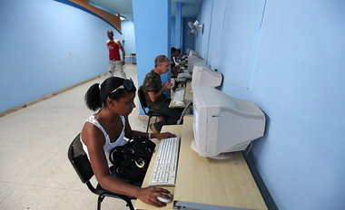 Surfen auf Kuba: Vor kurzem wurden 118 neue Internetcaf&amp;eacu...