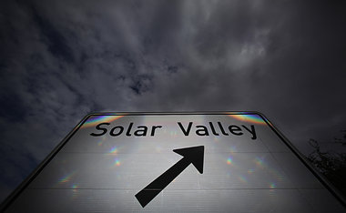 Dunkle Wolken &uuml;ber dem Wegweiser zu &raquo;Solar Valley&laq...