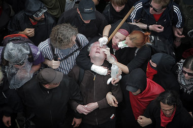 Inmitten der &raquo;Blockupy&laquo;-Demonstration am 1. Juni: Er...