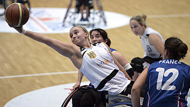 Mareike Adermann (l.) war im Spiel gegen Frankreich die Topscore... Mareike Adermann (l.) war im Spiel gegen Frankreich die Topscore...