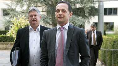 SPD-Landeschef Heiko Maas (r.) und DGB-Landesvorsitzender Eugen ...