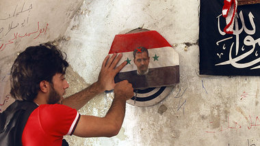 Ein Mitglied der &raquo;Freien Syrischen Armee&laquo; spielt Dar...