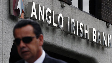 Inzwischen geschlossen: Passant vor Filiale der Anglo Irish Bank... Inzwischen geschlossen: Passant vor Filiale der Anglo Irish Bank...