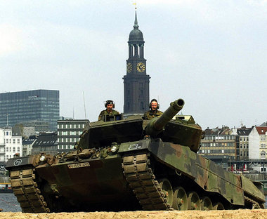 Leopard-Panzer am Hamburger Hafen – hier als Exponat der Ausstel... Leopard-Panzer am Hamburger Hafen – hier als Exponat der Ausstel...