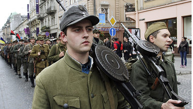 Go west: Ukrainische Neonazis marschieren zum 70. Jahrestag der ...