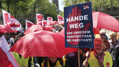 Rote Schirme f&uuml;r den Tarifvertrag: Warnstreik von Karstadt-...