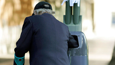 Suche nach Verwertbarem im Mülleimer – immer öfter in deutschen ...