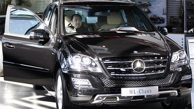 Z&ouml;gernder Kunde beim H&auml;ndler in Peking: Der Mercedes M...