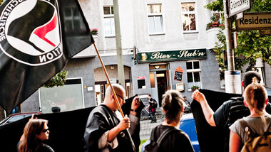 Antifa-Kundgebung vor einer Reinickendorfer Kneipe, in der ein N...