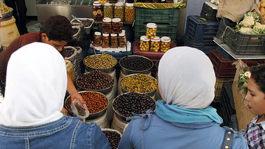 Olivenhändler auf dem Al-Shaalan-Markt in Damaskus Olivenhändler auf dem Al-Shaalan-Markt in Damaskus