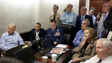 Obama und seine Regierung schauen sich die Hinrichtung Osama bin...