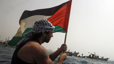 3. Juni 2010: Vittorio Arrigoni aus Italien mit der Fahne Paläst...