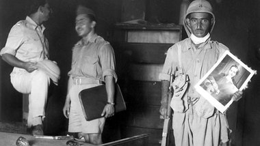 Nach dem Sturz von K&ouml;nig Faisal II.: Ein Soldat zeigt das P...