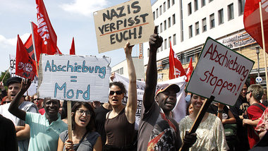 Anti-NPD-Protest am Samstag im Berliner Bezirk Marzahn-Hellersdo...