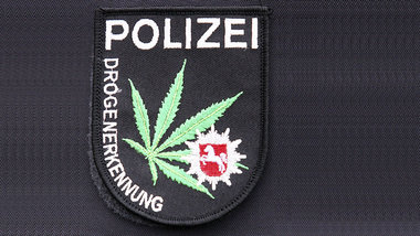 In Niedersachsen erkennt man Drogenfahnder an diesem Logo. Nach ...
