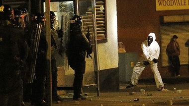 Randalierer und Sicherheitskräfte am Montag in Belfast