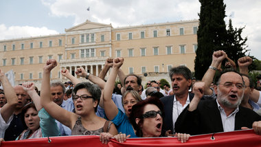 An der Antikrisendemonstration am Dienstag in Athen beteiligten ... An der Antikrisendemonstration am Dienstag in Athen beteiligten ...