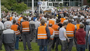 Hingehalten und vertr&amp;ouml;stet: Opel-Mitarbeiter vor ihrem ...