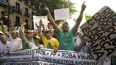Demonstranten vor der PP-Parteizentrale am Donnerstag in Madrid ...