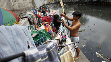 Selbstverschuldet im Elend? Armen-Quartier in der philippinische...