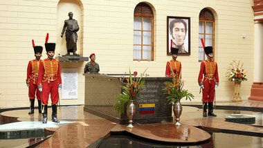 Soldaten in historischen Uniformen halten Ehrenwache am Steinsar...