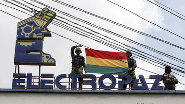 Bolivianische Soldaten besetzen den Sitz des Stromversorgers Ele...