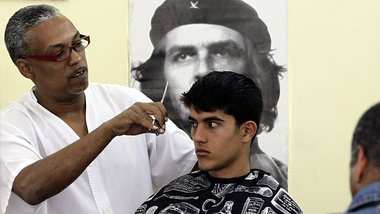 Neuer Haarschnitt unter den wachsamen Augen Che Guevaras: Friseu...