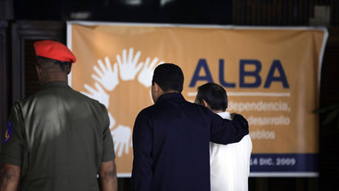 Venezuelas damaliger Präsident Hugo Chávez und sein kubanischer ...