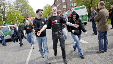 Der mittlerweile inhaftierte Schweizer Neonazi Sebastien Nussbau...