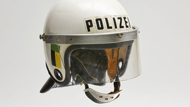 Im Trichter: Helm des SEK Baden-W&uuml;rttemberg aus G&ouml;ppin...