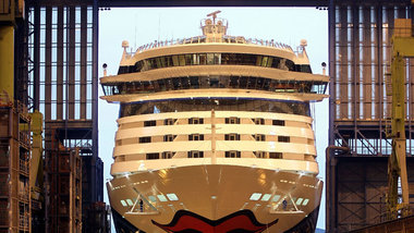 Noch ohne Sozialcharta: Papenburger Luxusliner AIDAbella 2008 be...