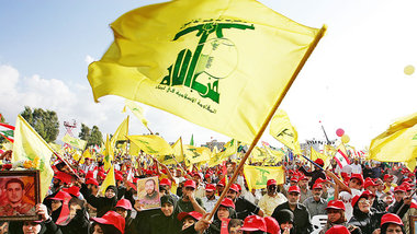 Aktivistinnen der Hisbollah demonstrieren 2006 in Beirut mit Bil...