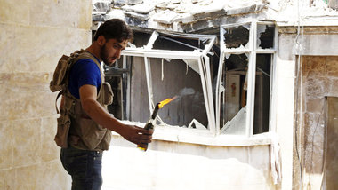 Ein Angehöriger der »Freien Syrischen Armee« mit Molotowcocktail...