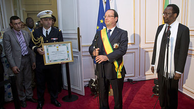 Danke für den Krieg: Frankreichs Präsident Francois Ho... Danke für den Krieg: Frankreichs Präsident Francois Ho...