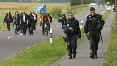 Unerwünschte Dauerbegleitung: Aktivisten gegen das Gefechts... Unerwünschte Dauerbegleitung: Aktivisten gegen das Gefechts...